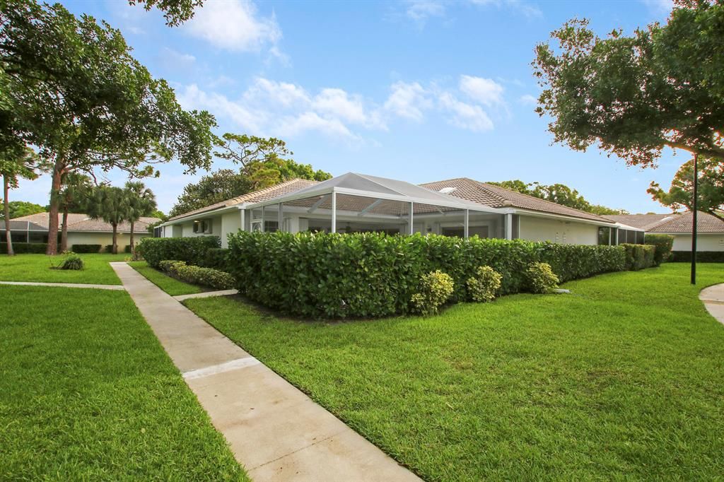 Photo of 6704 Geminata Oak Court Ct, Palm Beach Gardens, FL 33410 (MLS # R10704964)