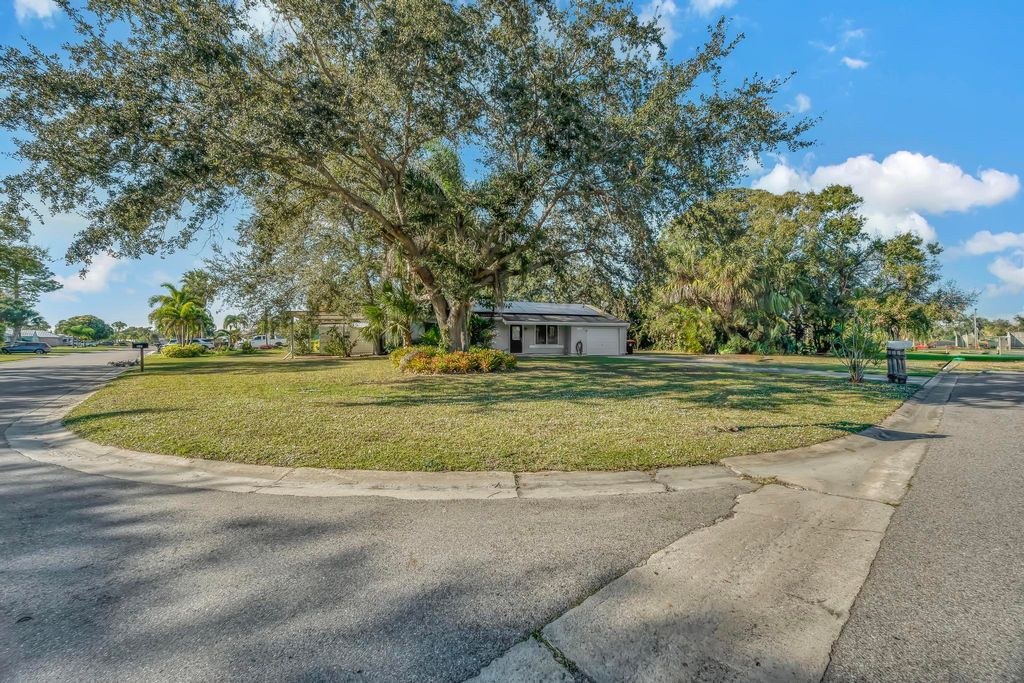 Photo of 2385 6th Avenue SW, Vero Beach, FL 32962 (MLS # R11150958)