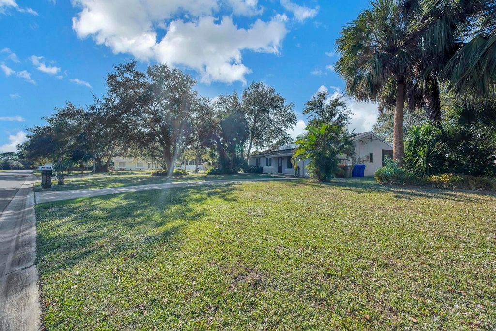 Photo of 2385 6th Avenue SW, Vero Beach, FL 32962 (MLS # R11150958)