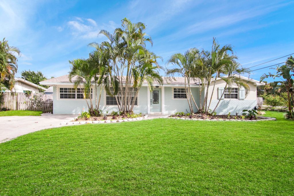 Photo of 19185 SE Homewood Avenue, Jupiter, FL 33469 (MLS # B26006848)