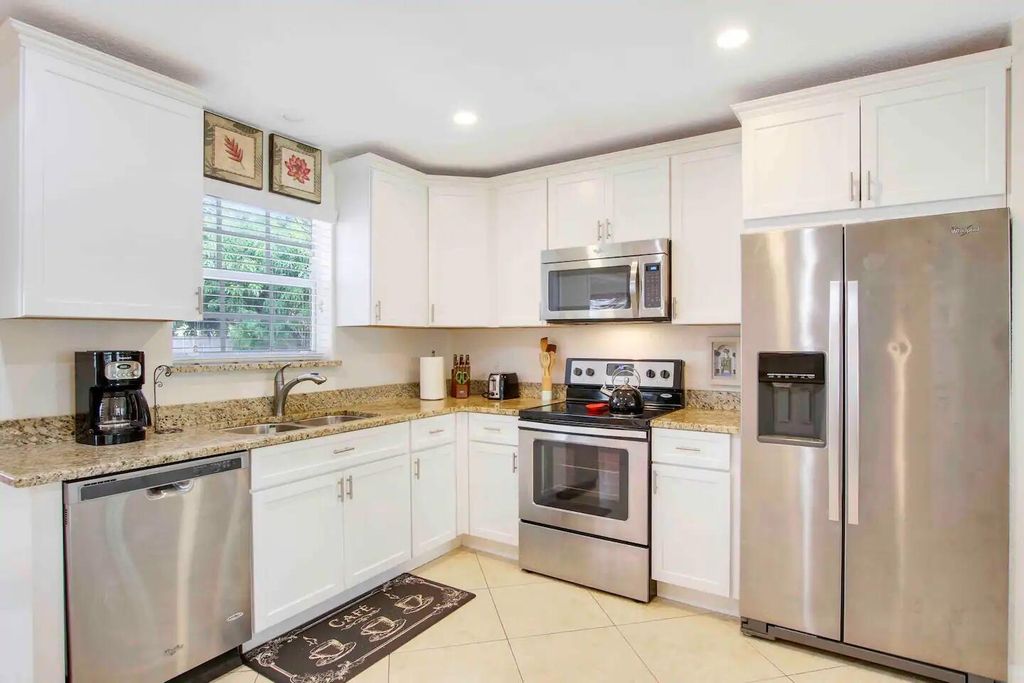 Photo of 19185 SE Homewood Avenue, Jupiter, FL 33469 (MLS # B26006848)