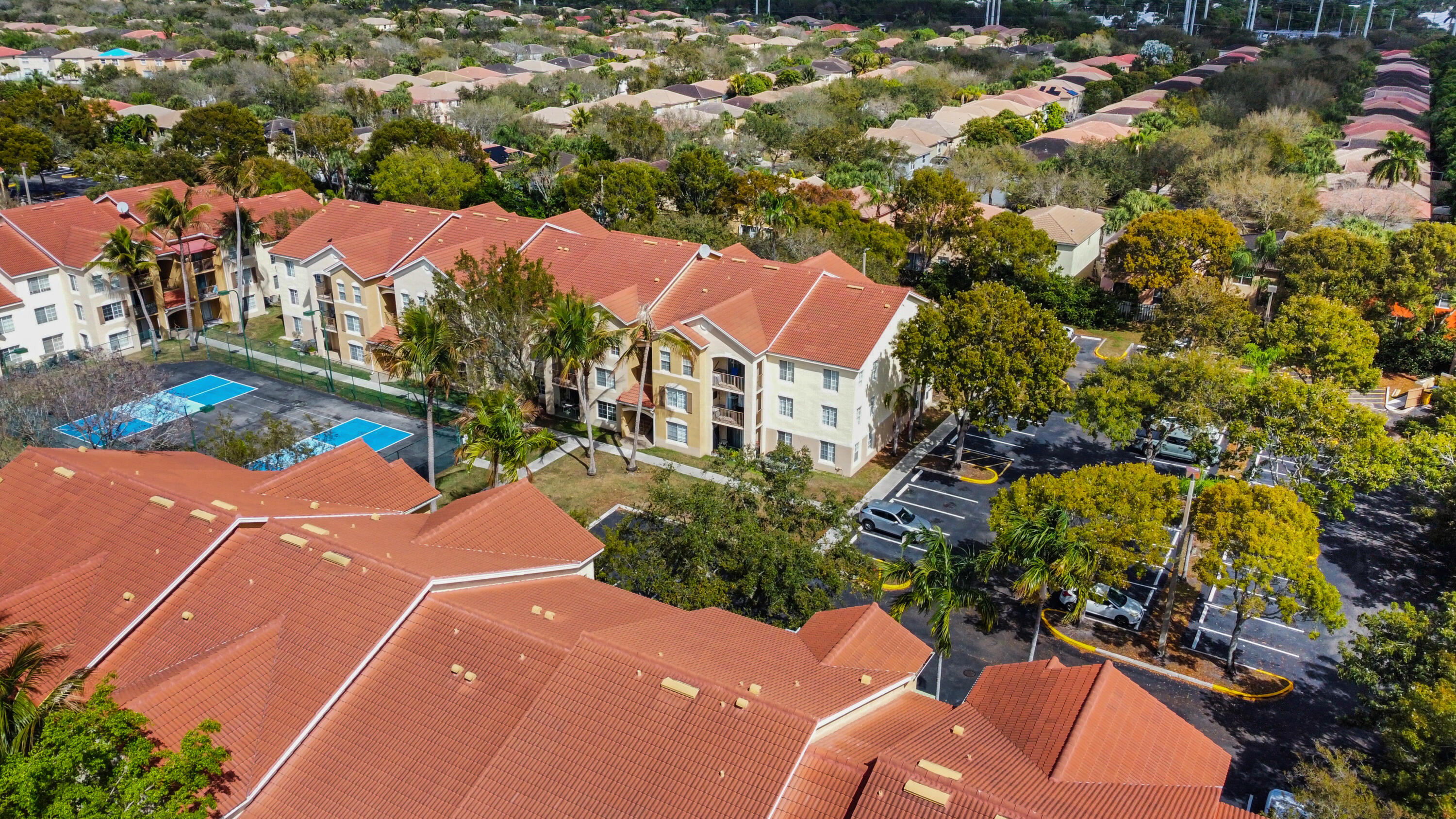 EMERALD ISLE AT LAGUNA LAKES CONDO - Residential