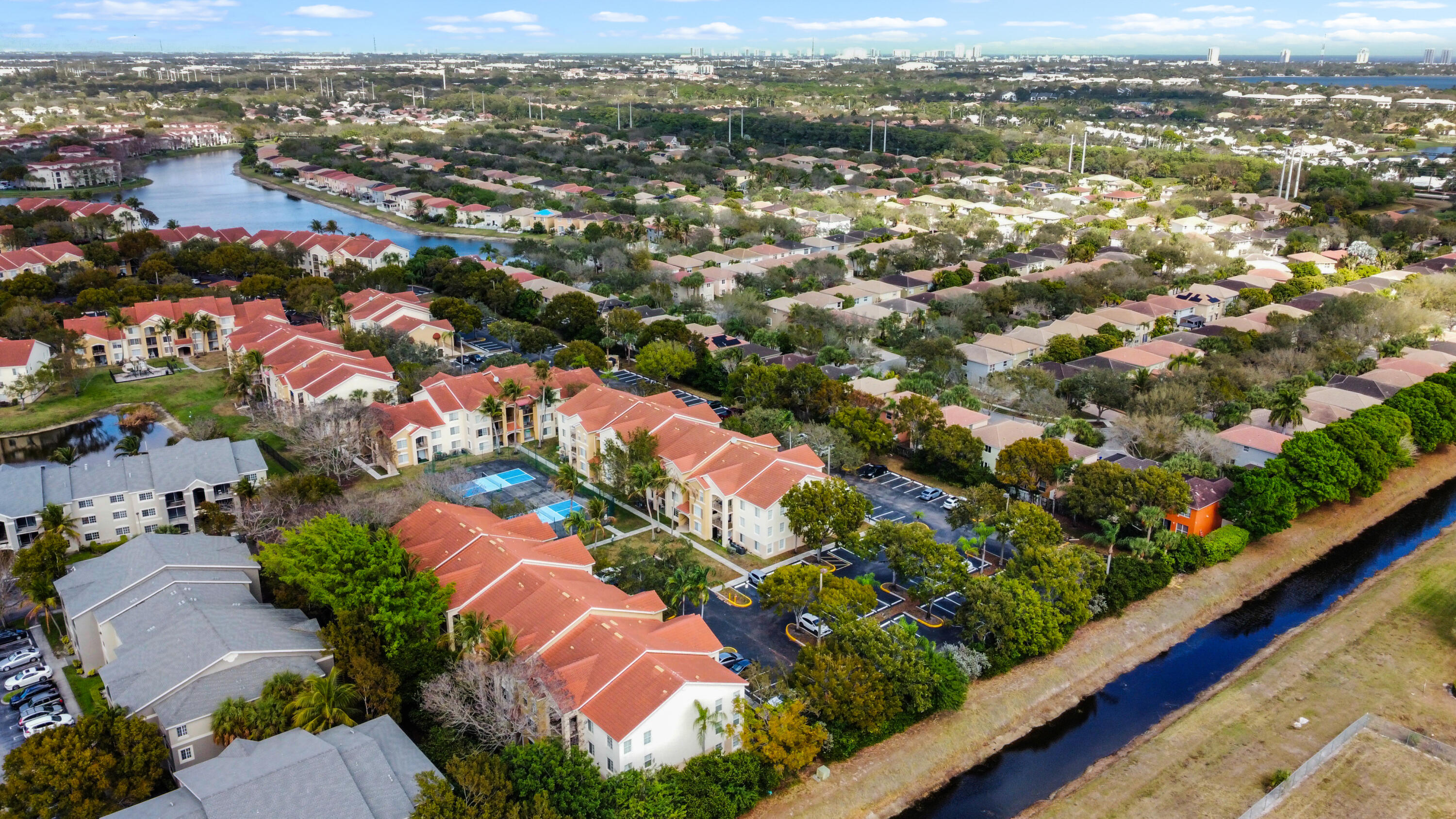 EMERALD ISLE AT LAGUNA LAKES CONDO - Residential