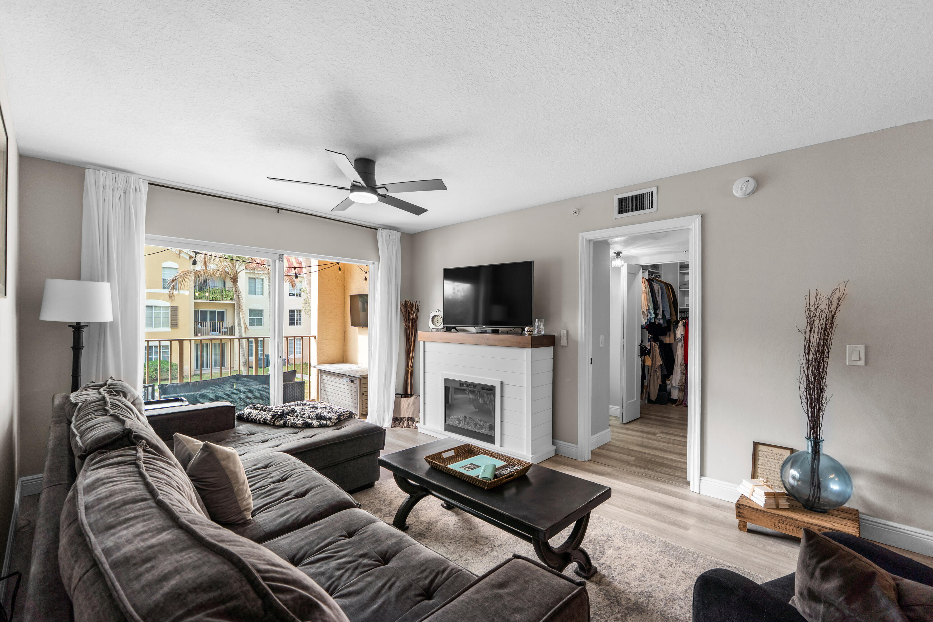 EMERALD ISLE AT LAGUNA LAKES CONDO - Residential