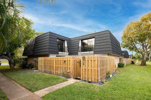 LOW HOA FEE TOWNHOUSES FOR SALE IN PALM BEACH COUNTY 314 Woodland Road Palm Springs FL 33461