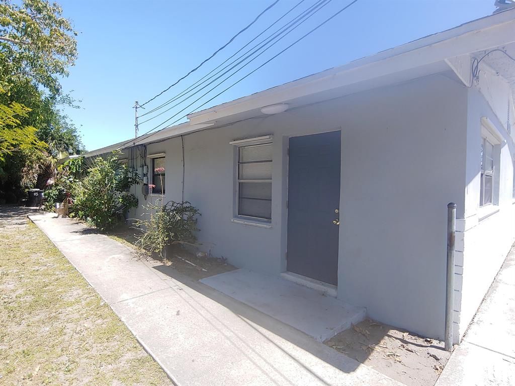 Photo of 1406 Edgewood Terrace, Fort Pierce, FL 34950 (MLS # R10726686)