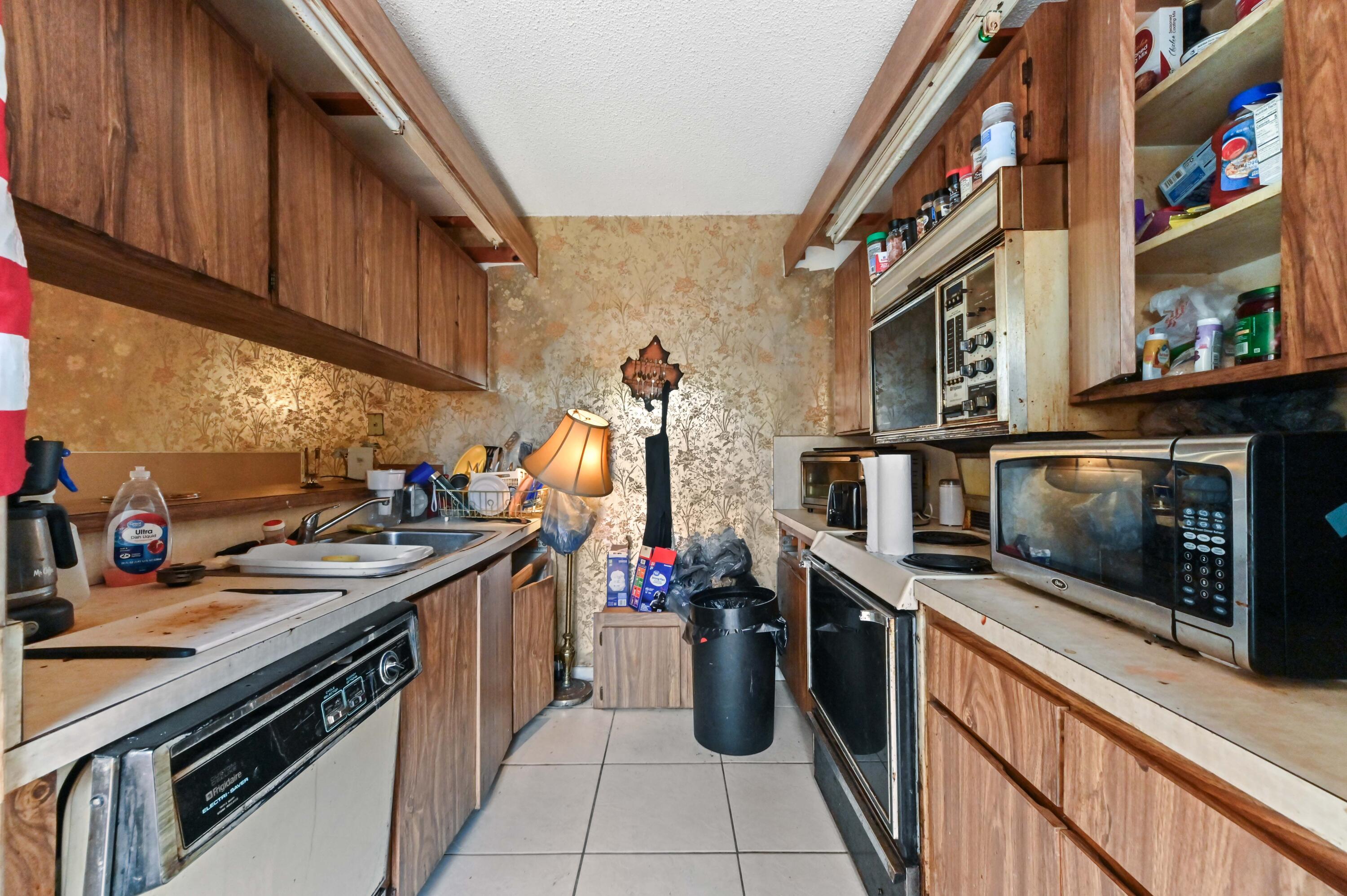 2423 24th Lane, Greenacres, FL, 33463/$289,900 4 2423 24th Lane