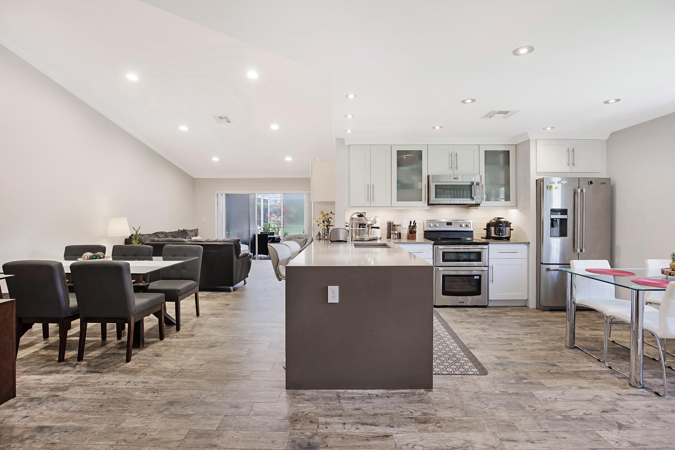 Gorgeous unity, totally renovated, great community. 1 Car Garage Plus Driveway. Enclosed Patio. Hurricane Windows.