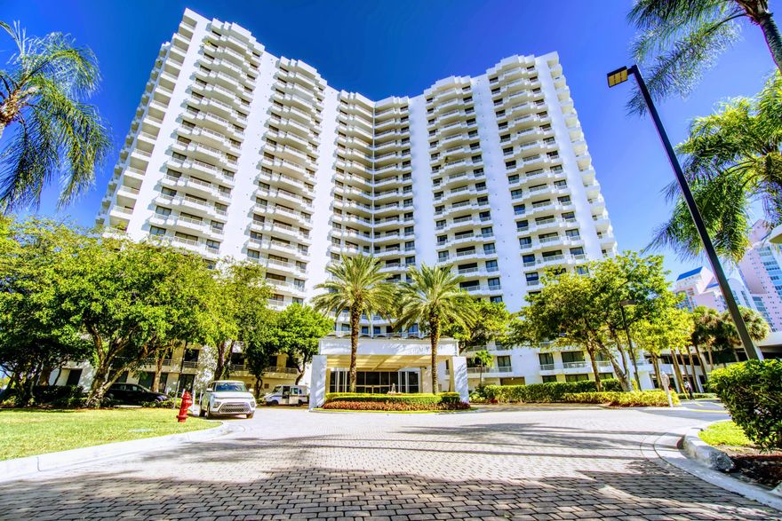 AN SPECTACULAR VIEW ACROSS AVENTURA INTRACOASTAL, AVENTURA CIRCLE AND SUNNY ISLES BEACH, WALKING DISTANCE TO AVENTURA MALL AND SHOPS. FRESHLY PAINTED. WASHER AND DRYER IN THE UNIT. 1 ASSIGNED PARKING SPACE WITH OPTION TO RENT A 2ND SPOT. BUILDING HAS GREAT AMENITIES LIKE GYM, POOL AND MANY MORE. EASY TO SHOW!!