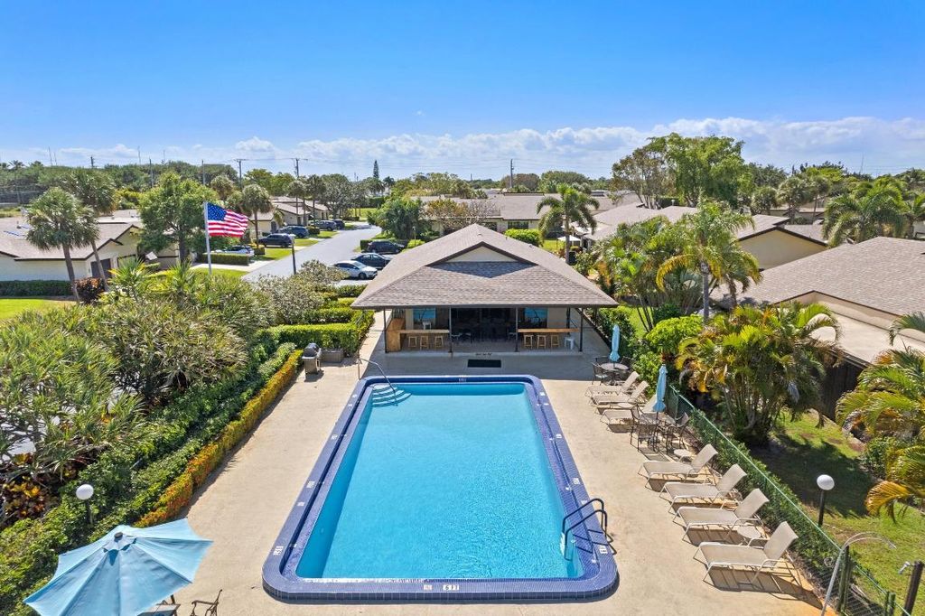 Photo of 21 Ridgepointe Drive #D, Boynton Beach, FL 33435 (MLS # R10979167)