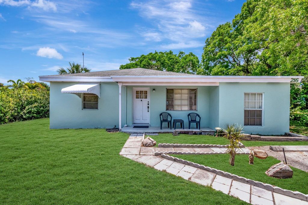 Photo of 216 NE 14th Street, Delray Beach, FL 33444 (MLS # R11093985)