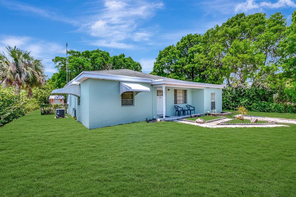 Photo of 216 NE 14th Street, Delray Beach, FL 33444 (MLS # R11093985)