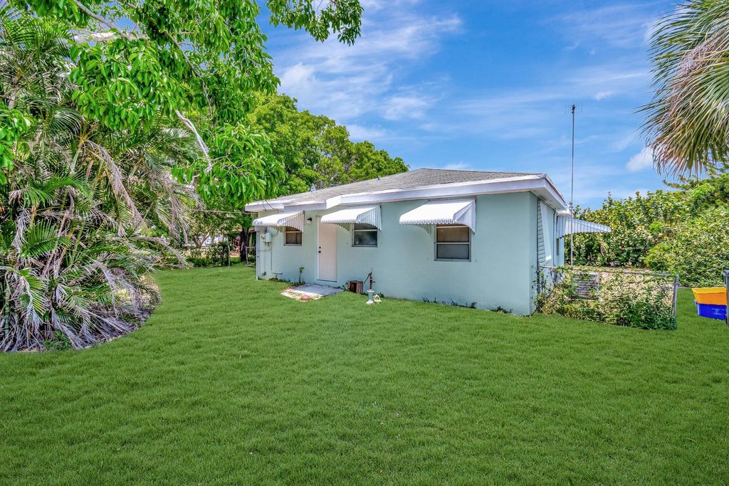 Photo of 216 NE 14th Street, Delray Beach, FL 33444 (MLS # R11093985)