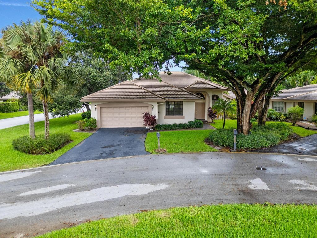 Photo of 4940 Pine Tree Drive, Boynton Beach, FL 33436 (MLS # R11020549)
