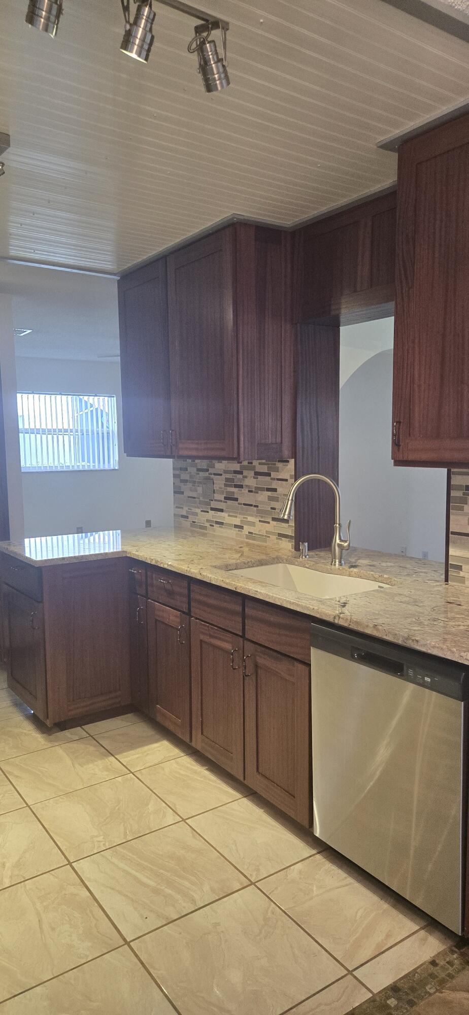 PALM BEACH LEISUREVILLE SEC 9 - Residential Lease