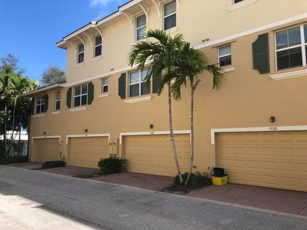 Photo of 1928 VÃ­A Granada, Boynton Beach, FL 33426 (MLS # R11017732)