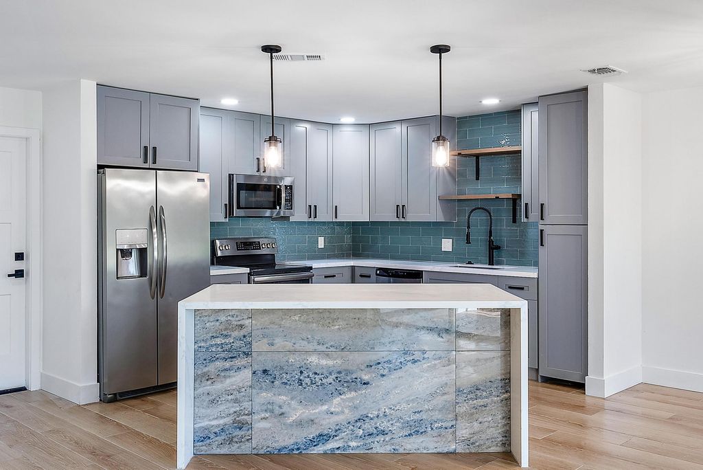 Photo of 9 Lexington Lane E #B, Palm Beach Gardens, FL 33418 (MLS # R10936621)