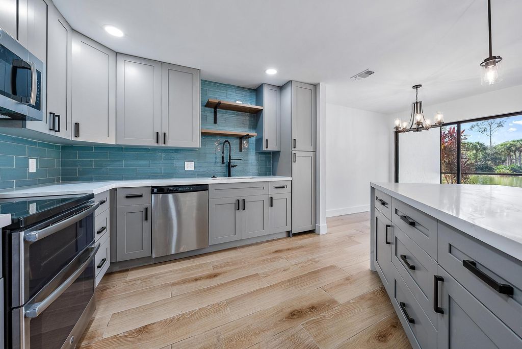 Photo of 9 Lexington Lane E #B, Palm Beach Gardens, FL 33418 (MLS # R10936621)