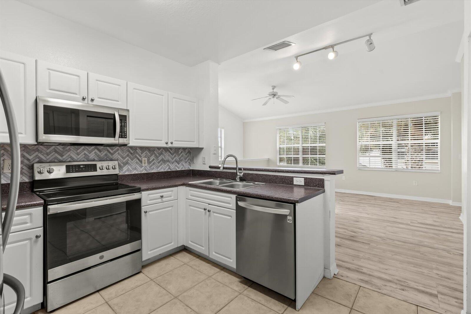 THE ESTATES AT STUART CONDO - Residential Lease