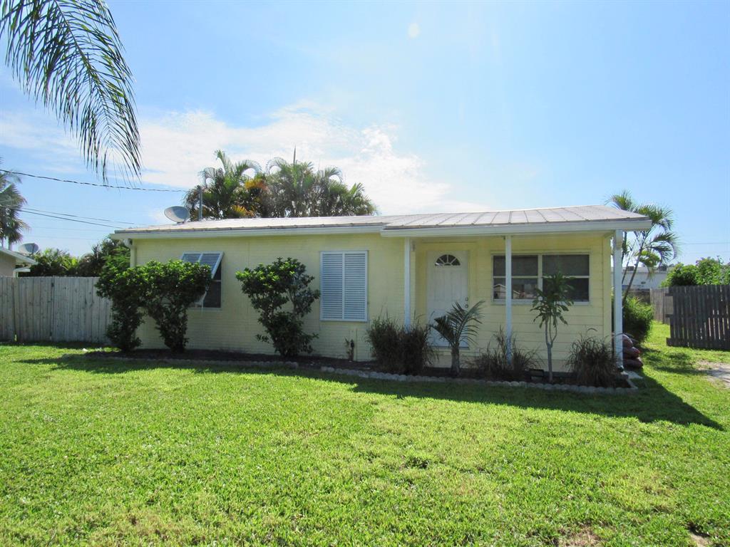 CUTE HOME IN THE COMMUNITY OF PALM LAKE PARK. HOME HAS BEEN RECENTLY UPDATED INSIDE. SOME OF THE MANY FEATURES INCLUDE NEW KITCHEN CABINETS AND COUNTERS, REMODELED BATHROOM, WATERPROOF VINYL FLOORING, NEW FIXTURES AND FANS PLUS MUCH MORE. NEWER AC UNIT AS WELL.