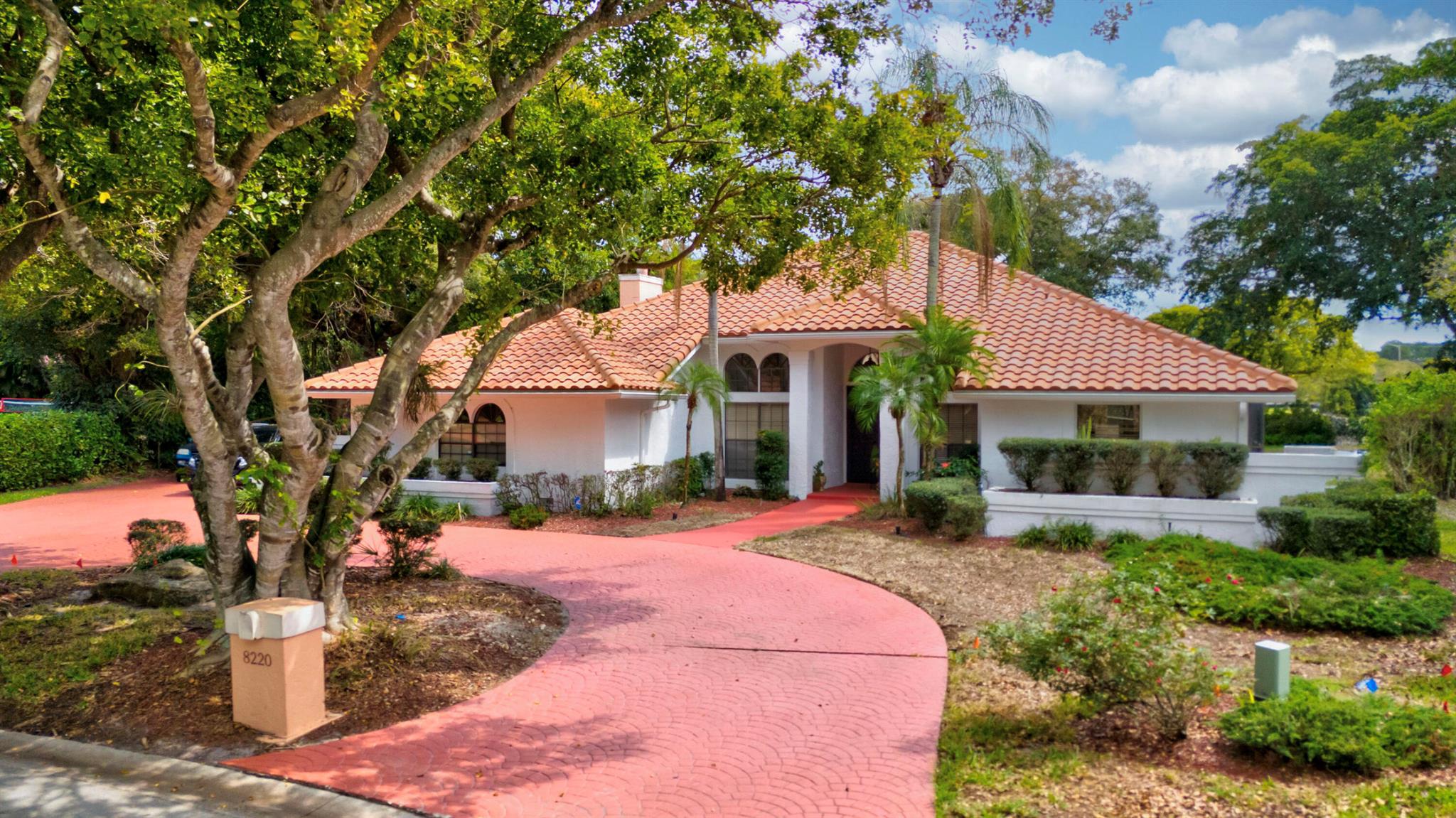Welcome to this beautifully updated 4-bedroom home with a bonus room, perfect for an office or game room, located on a private, oversized 0.67-acre lot. The property features a charming circular drive with plenty of parking space for all your needs. Step outside and enjoy the screened-in pool, perfect for relaxation or entertaining.Inside, the home offers a well-thought-out split floor plan with separate family and living rooms, providing ample space for both relaxation and entertaining. The separate dining area adds to the home's functional flow. With high ceilings throughout, the home feels open and airy. The updated kitchen and bathrooms are modern and stylish, and fresh interior and exterio