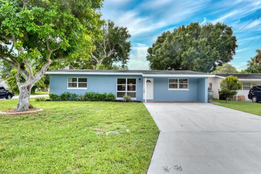 Photo of 201 Maple Avenue, Fort Pierce, FL 34982 (MLS # R10747526)