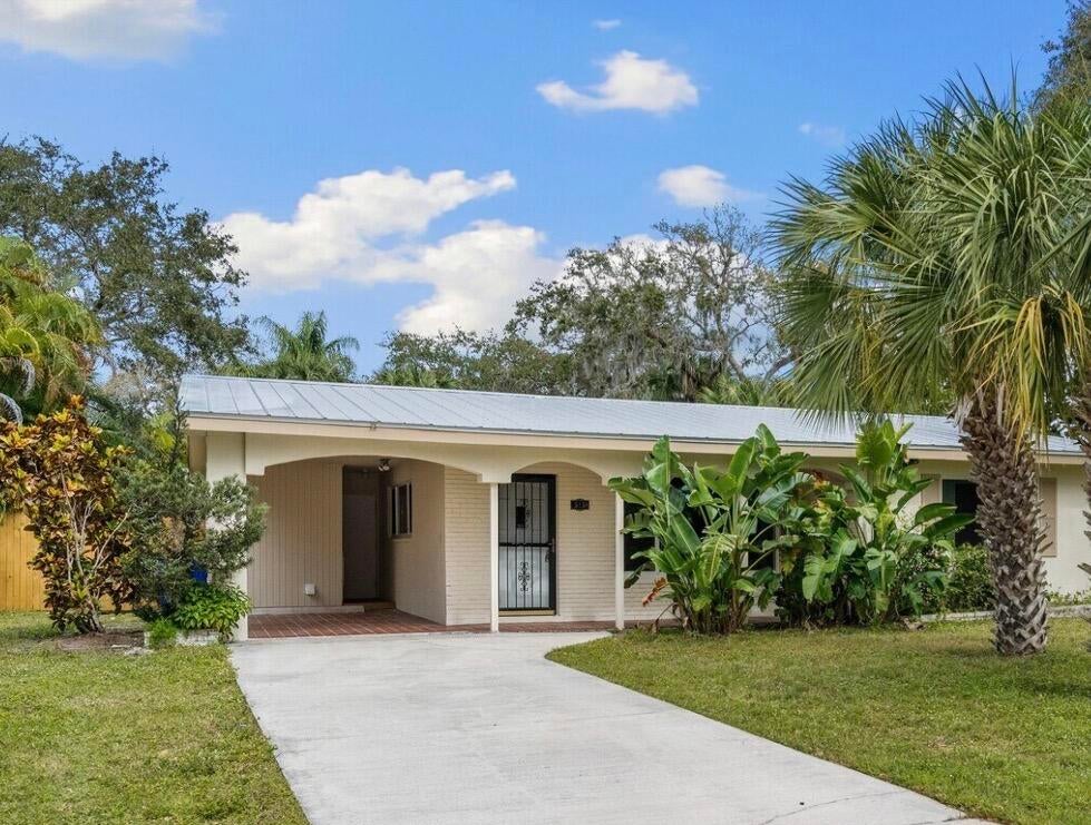 Photo of 515 Cypress Road, Vero Beach, FL 32963 (MLS # B26035201)