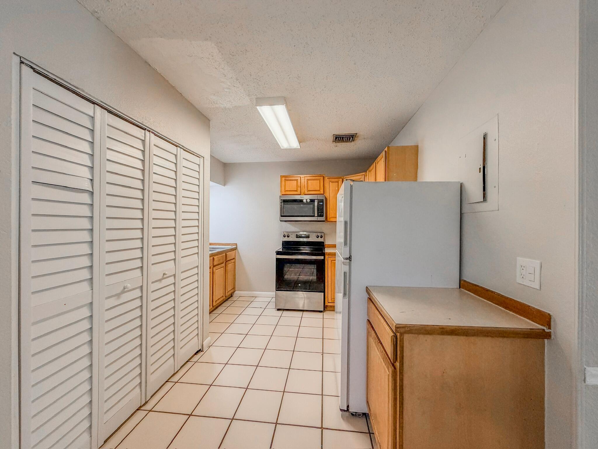 MODEL LAND CO - Residential Lease