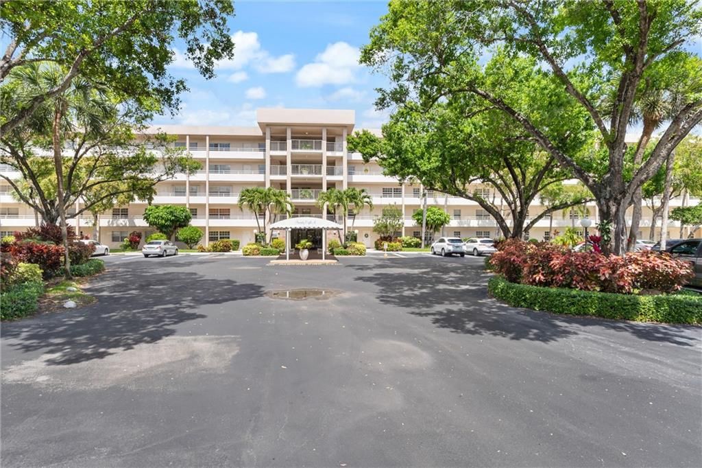 Photo of 3970 Oaks Clubhouse Dr #507, Pompano Beach, FL 33069 (MLS # F10375146)
