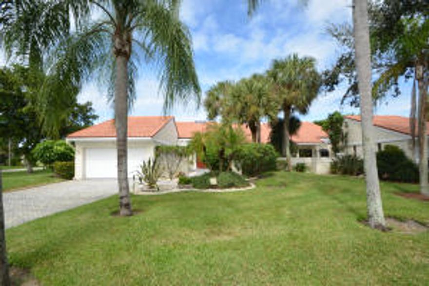 Beautiful,Pristine,Large Villa Located in Very Desirable Windsor at Hunters Run.Soaring Ceilings,Glass Enclosed Back Patio With Incredible Golf and Lake Views.White Tile on Diagonal Throughout Living Areas. Truly LIGHT AND BRIGHT