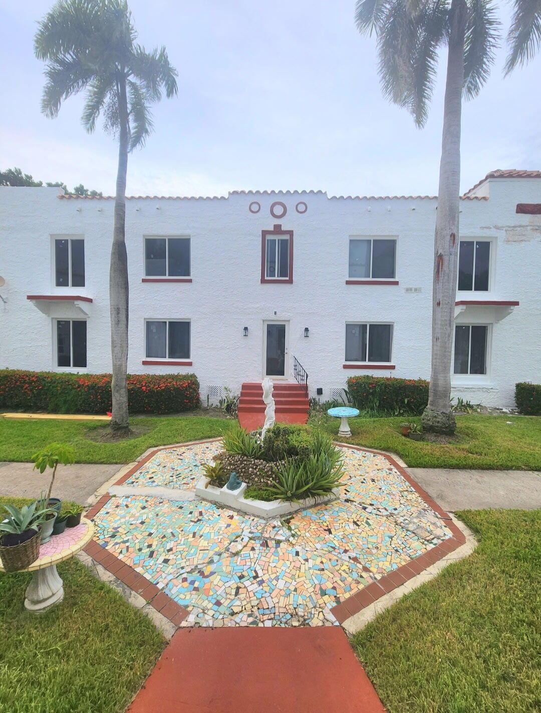 Huge, furnished,one bedroom apartment Just a few minutes from Hollywood Beach. Located in prestigious Northlake neighborhood. Looking for a minimum 3 month lease. Price listed is for annual lease.
