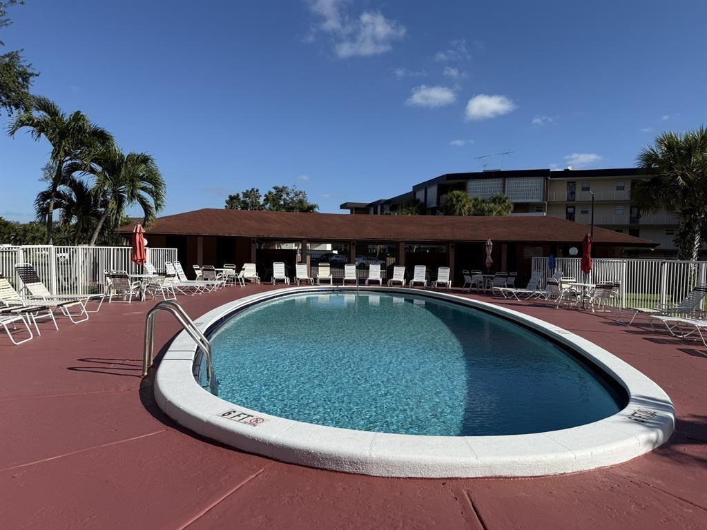 LAUDERDALE OAKS CONDO III - Residential