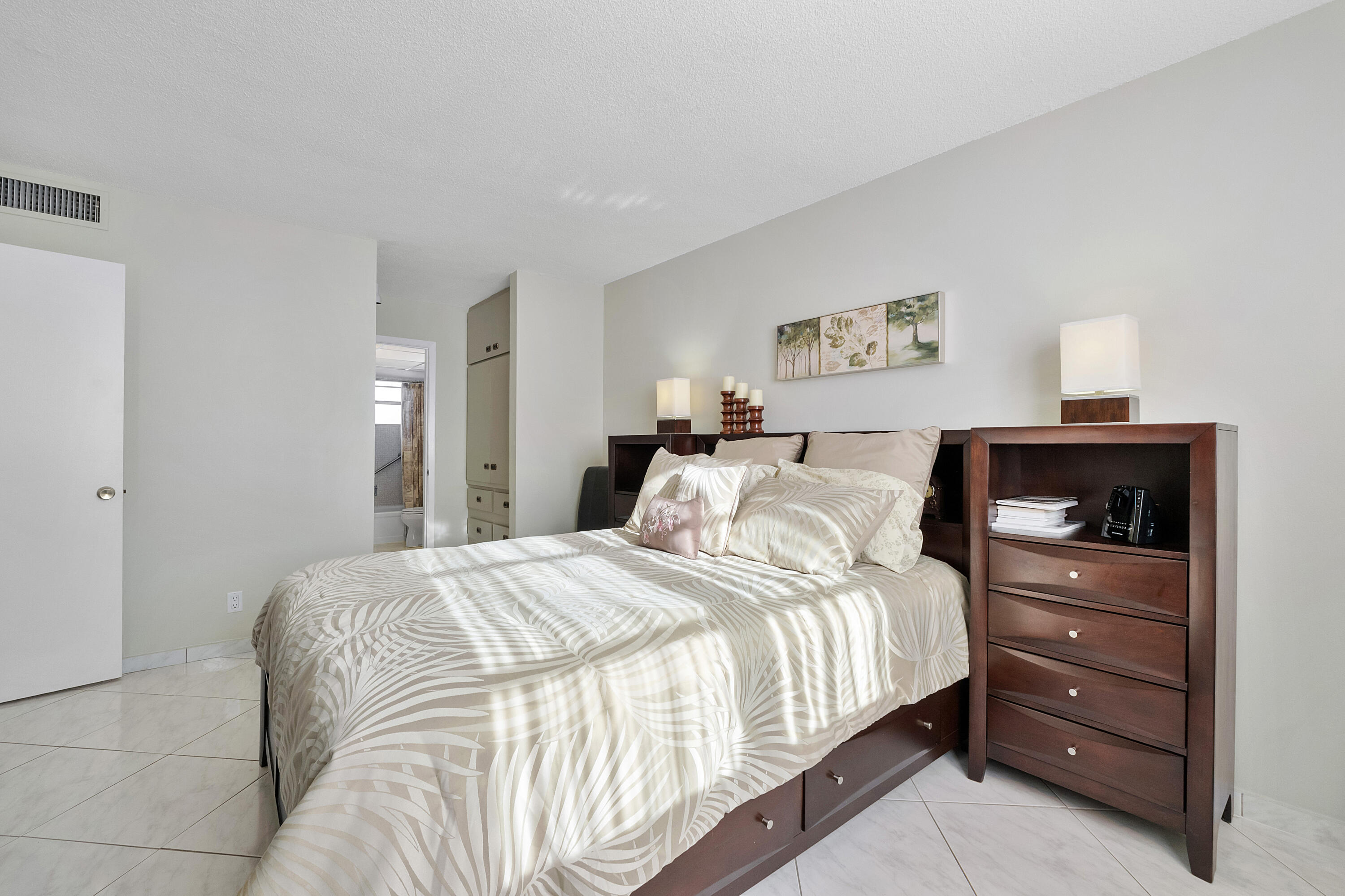 LAUDERDALE OAKS CONDO III - Residential