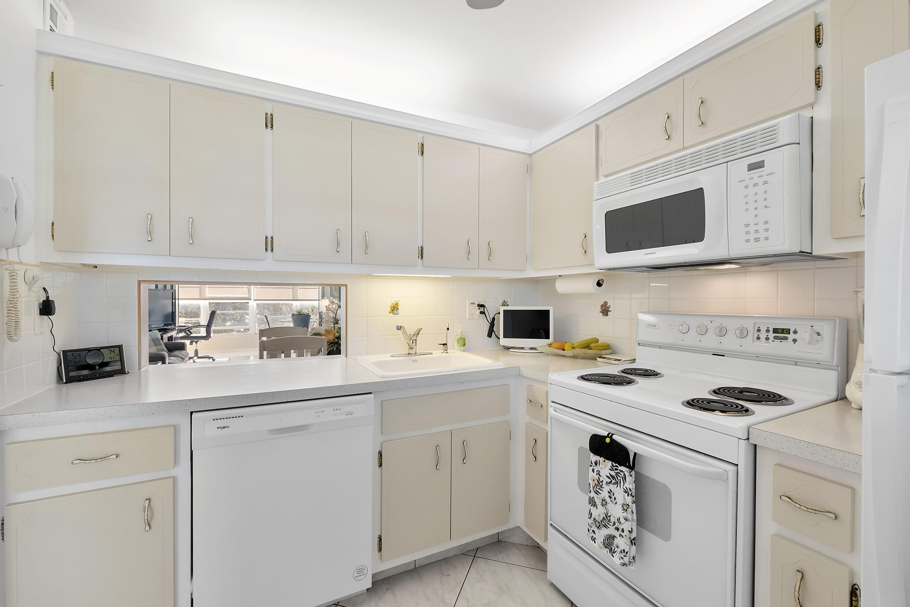 LAUDERDALE OAKS CONDO III - Residential
