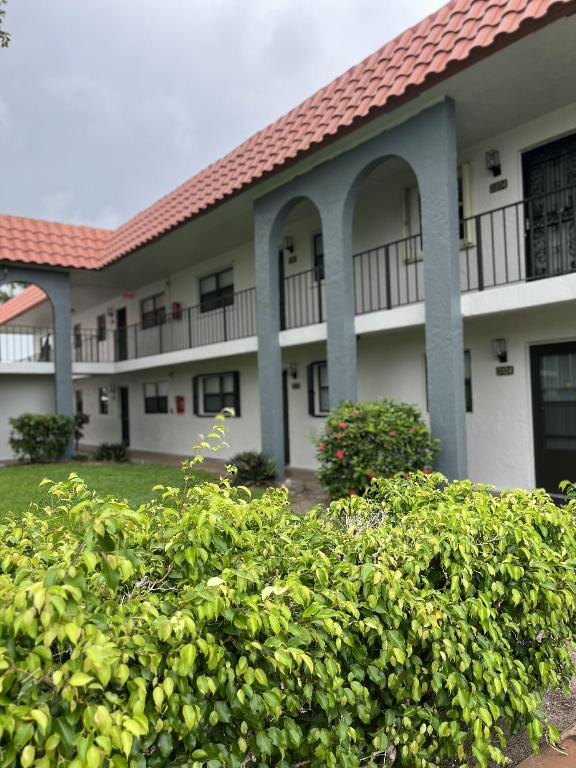 1961 W Woolbright Road D103