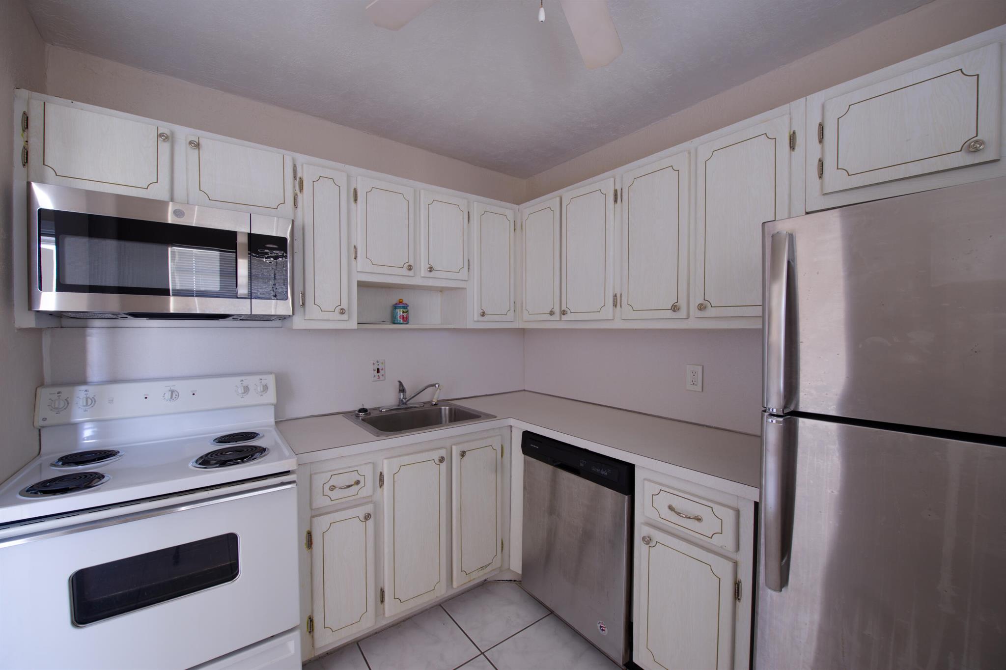 VILLAGE ROYALE CONDO 8 - Residential Lease