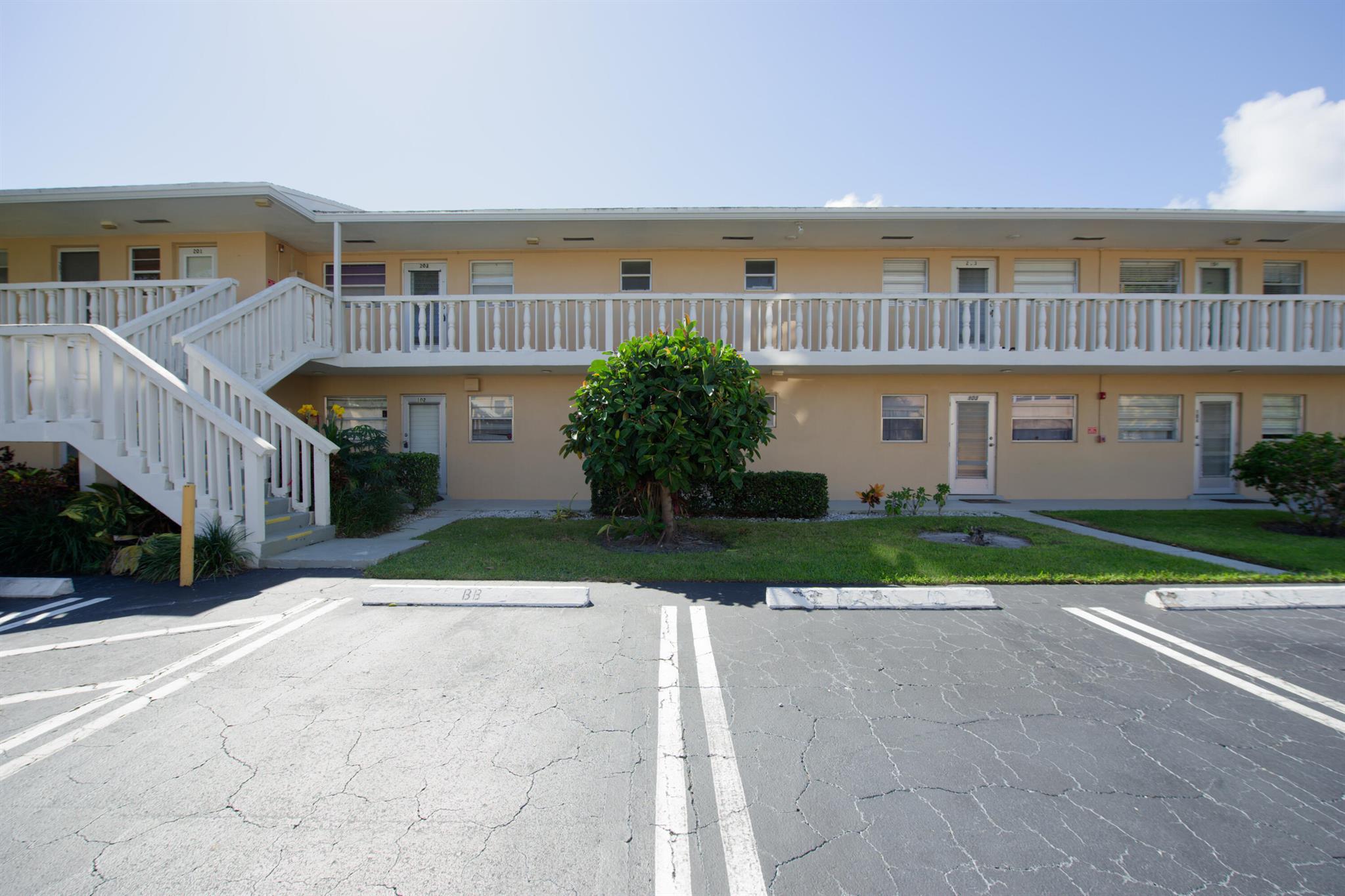 VILLAGE ROYALE CONDO 8 - Residential Lease