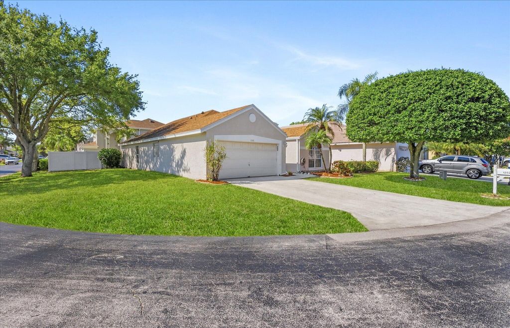 Photo of 1352 E Fairfax Cir Circle E, Boynton Beach, FL 33436 (MLS # B26006096)