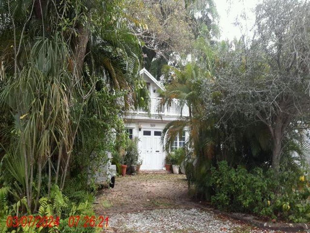 Photo of 1609 SE 1st Street, Fort Lauderdale, FL 33301 (MLS # F10435321)