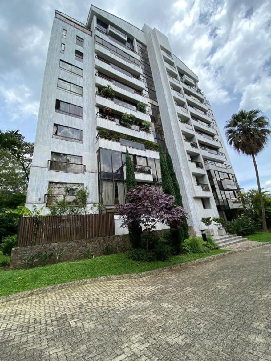 Strategically located in the prestigious Campestre sector, this duplex offers the perfect combination of residential serenity and proximity to all urban amenities. Surrounded by green areas and with easy access to public transportation, it is ideal for those who value tranquility without being far from the city. It features 4 spacious bedrooms plus a service room, each with closets, and 4 full bathrooms plus a service bathroom, ensuring exceptional comfort and functionality.