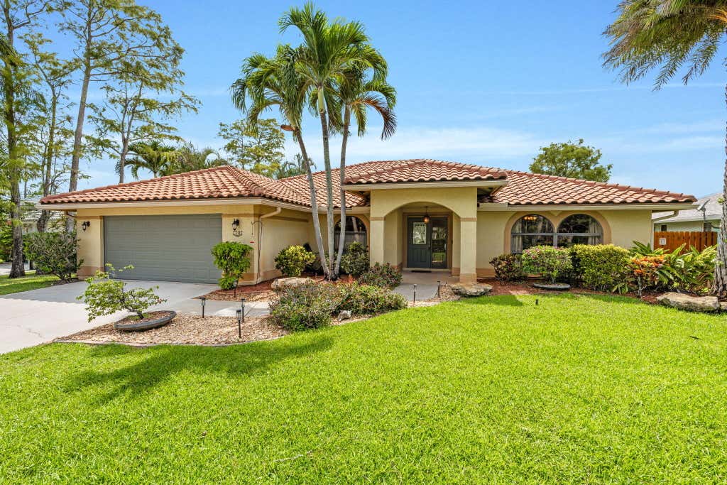Photo of 1707 Primrose Lane, Wellington, FL 33414 (MLS # B26049114)