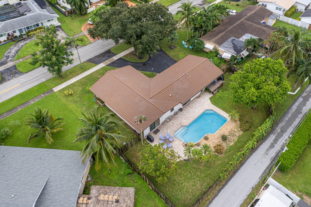 Photo of 720 N CRESCENT Drive, Hollywood, FL 33021 (MLS # B26080125)