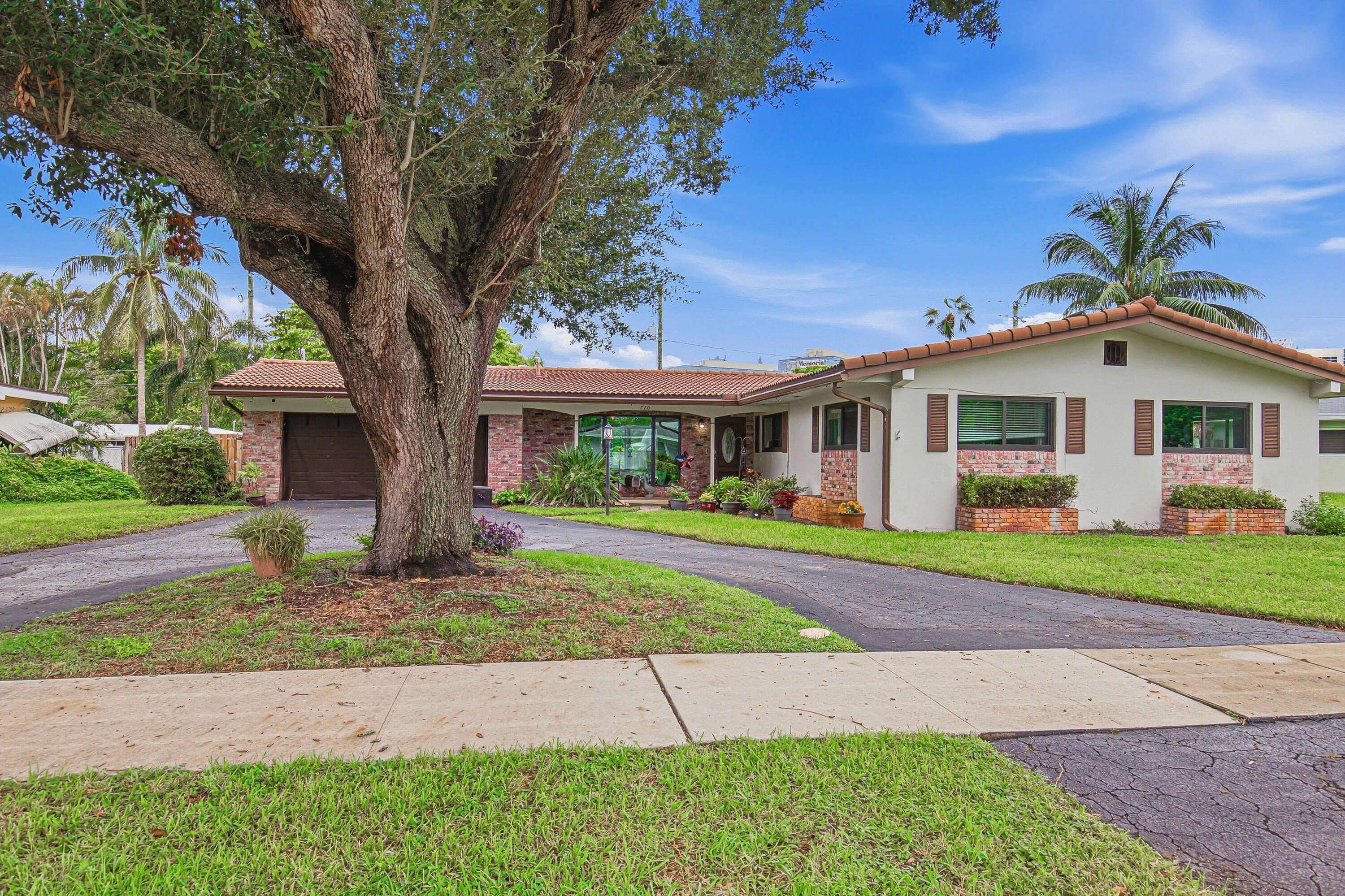 720 N CRESCENT Drive