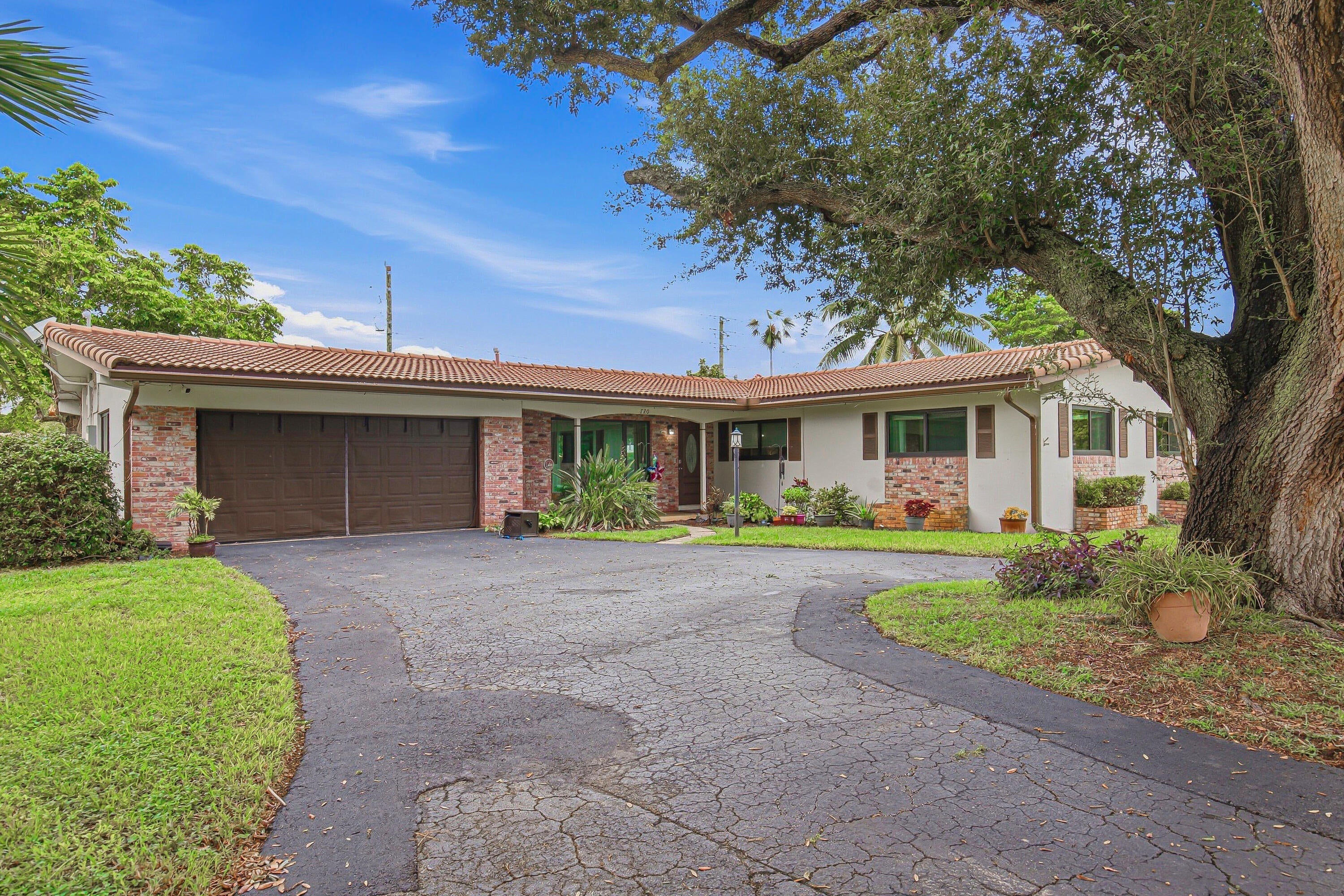 720 N CRESCENT Drive