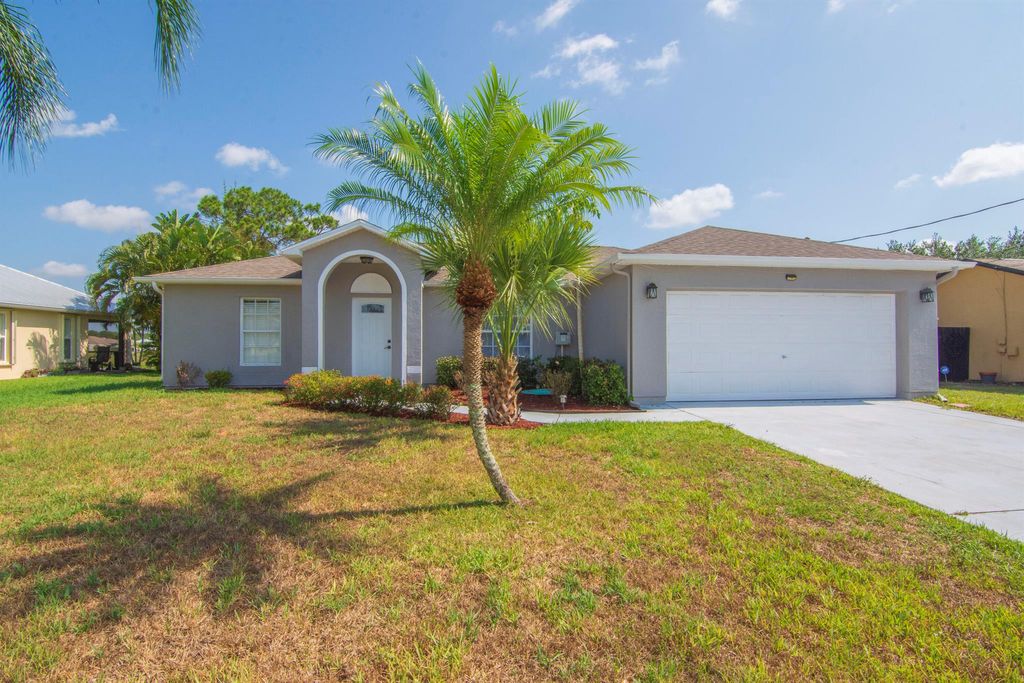 Photo of 6125 NW East Deville Circle, Port St Lucie, FL 34986 (MLS # R10989413)