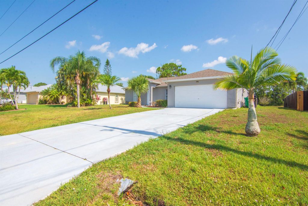 Photo of 6125 NW East Deville Circle, Port Saint Lucie, FL 34986 (MLS # R10989413)