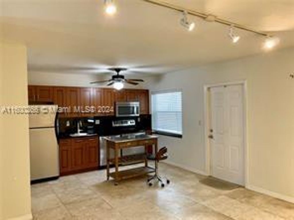 Photo of 1470 N Dixie Highway #10, Fort Lauderdale, FL 33304 (MLS # F10499087)
