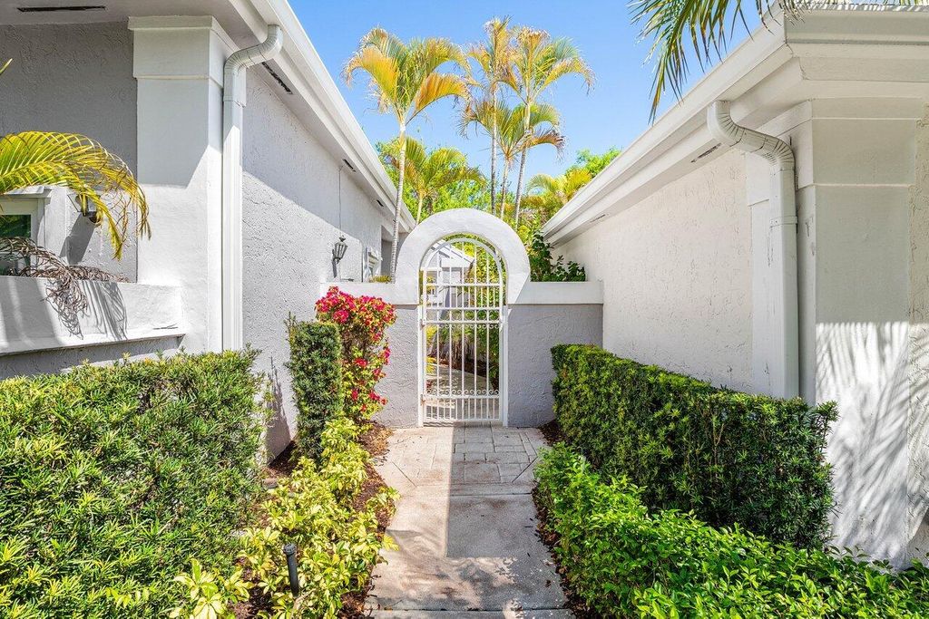 Photo of 27 Wyndham Lane, Palm Beach Gardens, FL 33418 (MLS # B26007393)