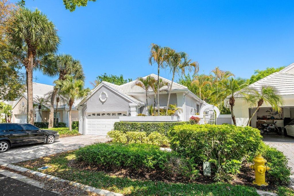 Photo of 27 Wyndham Lane, Palm Beach Gardens, FL 33418 (MLS # B26007393)