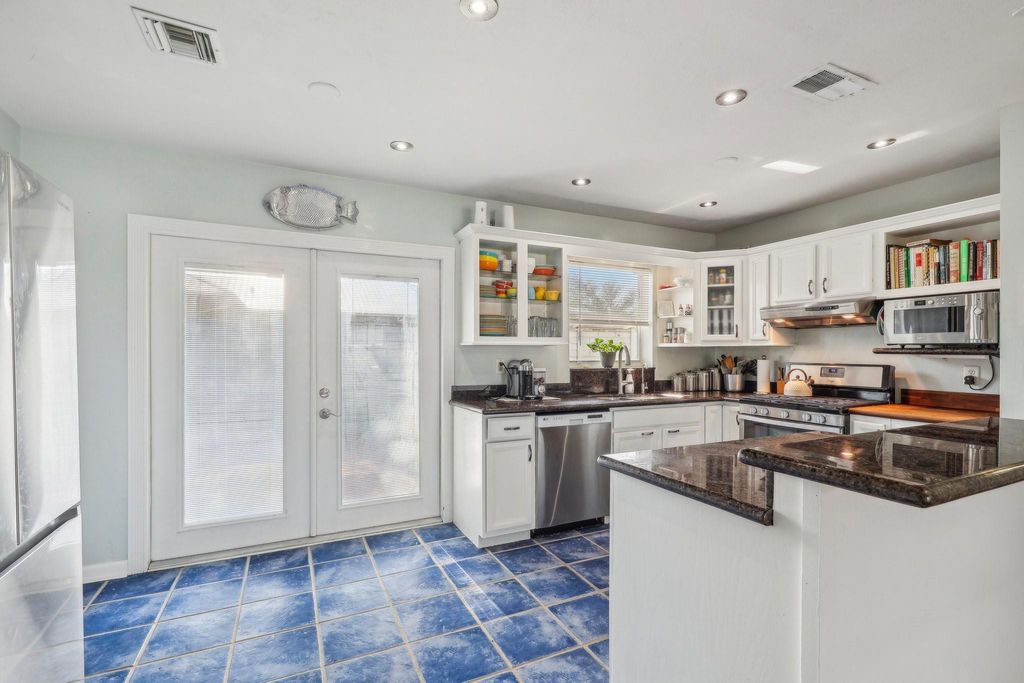 Photo of 2216 NW 2nd Avenue, Wilton Manors, FL 33311 (MLS # B26022651)